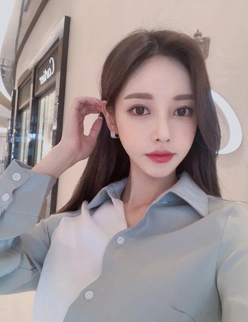 孫允珠女裝美圖 混搭亮片絲光柔紗灰白職業(yè)裙